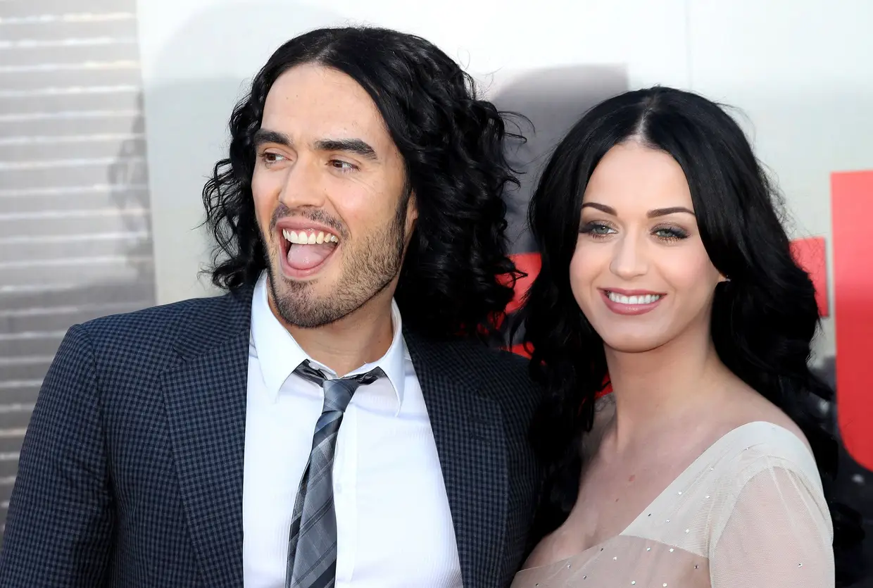 Katy Perry e Russell Brand: As estrelas anunciaram o noivado em janeiro de 2010, apenas dois meses depois de confirmarem publicamente a relação