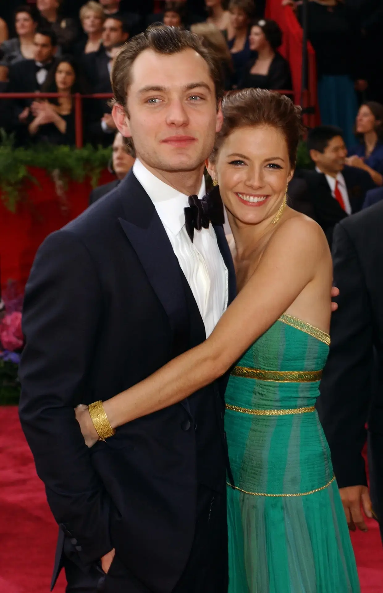 Sienna Miller e Jude Law: Depois de dois anos juntos, a atriz pôs um ponto final em julho de 2005 quando Law confessou ter tido um caso com a ama dos filhos do casal. Ainda tentaram reconciliar-se e circularam rumores de que estavam a planear o casamento para o verão de 2010, em França, mas no final de 2011 separaram-se definitivamente.