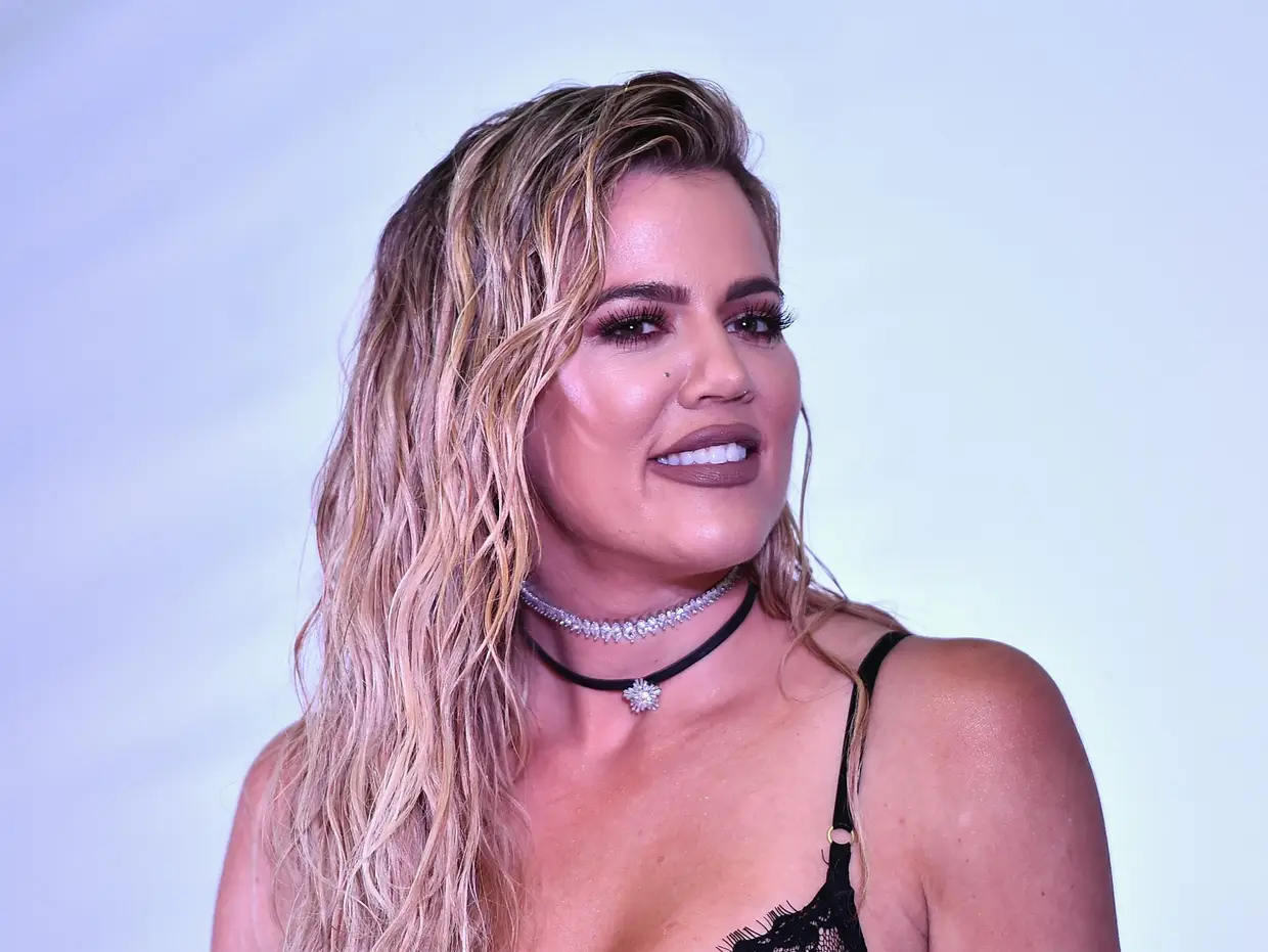 Khloé Kardashian: "não é divertido perder a virgindade! É estranho, estamos assustadas, dói e não sabemos o que vai acontecer. Eu tinha 15 anos, ele era mais velho e não era virgem. Não me lembro de sentir dores, mas lembro-me que queria que acabasse. Definitivamente não se tem um orgasmo na primeira vez. Eu não tive durante anos. Eu nem sequer sabia qual era a sensação até ter tido um; Simplesmente gostava da parte da intimidade. Quando aconteceu foi do género 'Ohhhhh, então é isto!!!'"