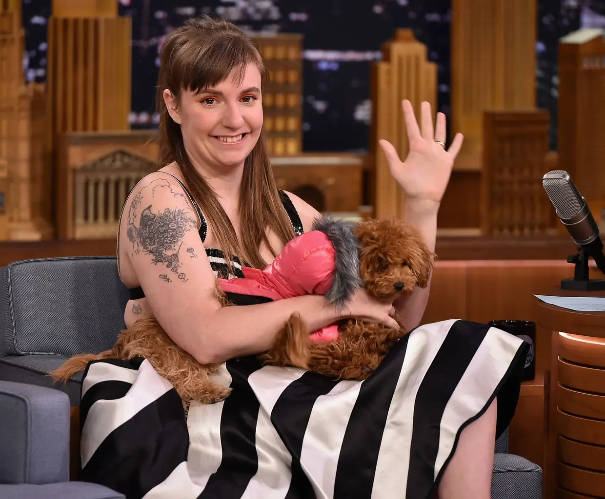 Lena Dunham: "não lhe disse que era virgem, simplesmente disse que não tinha feito 'muita coisa'. Doeu um bocadinho mais do que esperava, mas de uma forma diferente, e ele também estava nervoso. Depois, ficámos lá deitados e falámos. Dava para ver que ele era mesmo boa pessoa. Parabenizei-me por ter escolhido um parceiro saudável, embora apressado. Mal podia esperar para contar à minha mãe"
