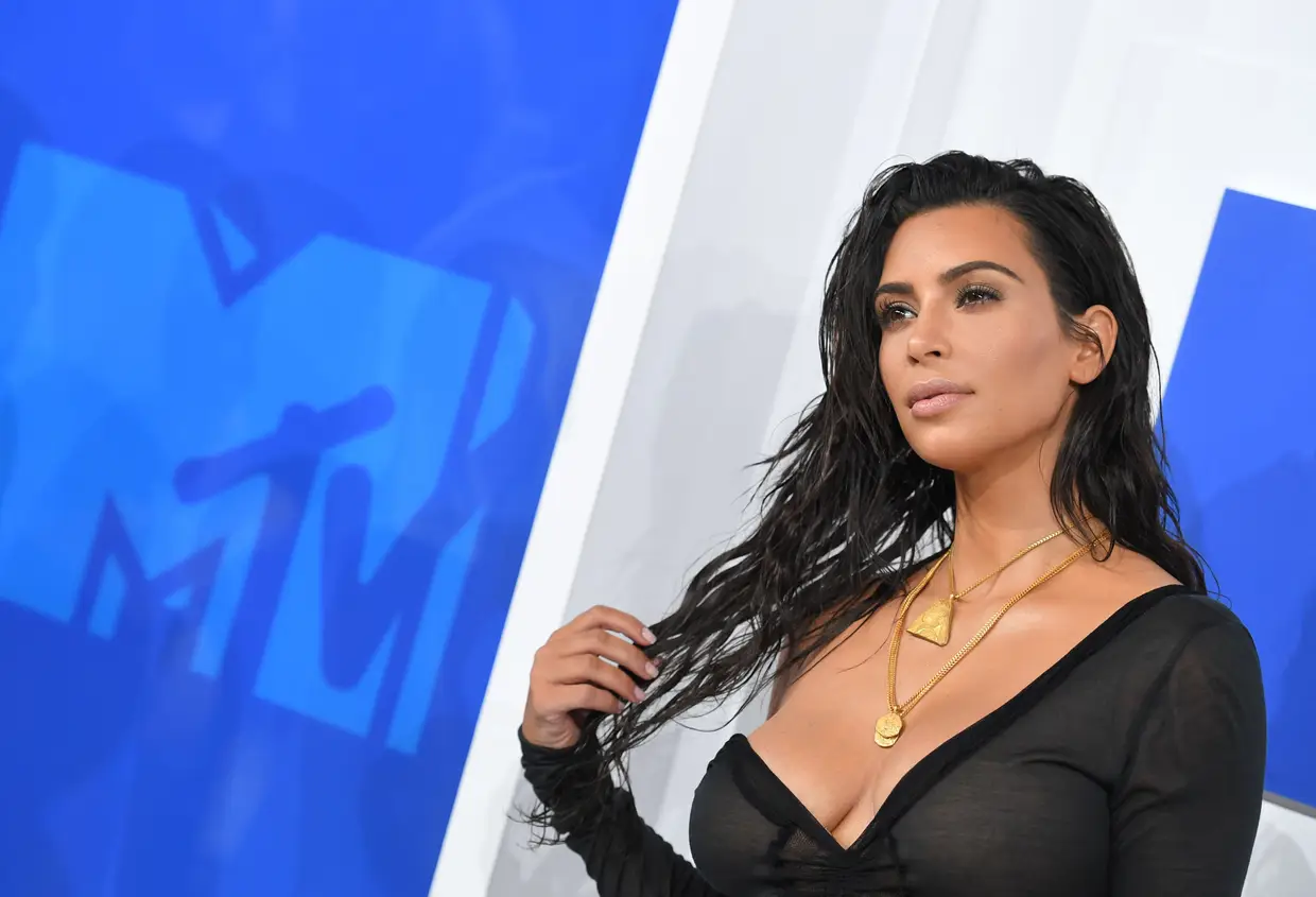 Kim Kardashian: "quando quis fazer sexo pela primeira vez tinha quase 15 anos. Disse à minha mãe que ia, ou que queria, fazê.lo e ela foi super aberta e honesta comigo, e aconselhou-me a começar a tomar a pílula."