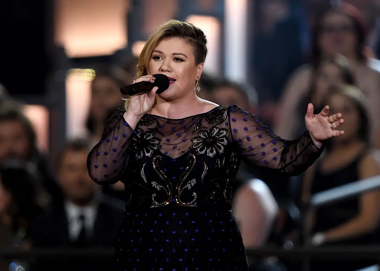 Kelly Clarkson: "Quando as pessoas te chamam gorda e imperfeita, lembra-te que cantas muito melhor que eles".