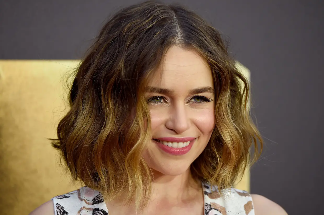 Emilia Clarke: "Vais passar por grandes desgostos amorosos. Isso vai fazer-te duvidar de ti mesma. Vais expôr-te, dar tudo, e alguém vai dizer que não gosta do que vê, portanto isso faz-te sentir que não tens valor. Mas tens, e há muitas outras pessoas que vão dizer-te isso. Abraça todos os dias as pessoas que estão na tua vida quando estás às escuras; as pessoas que amas verdadeiramente."