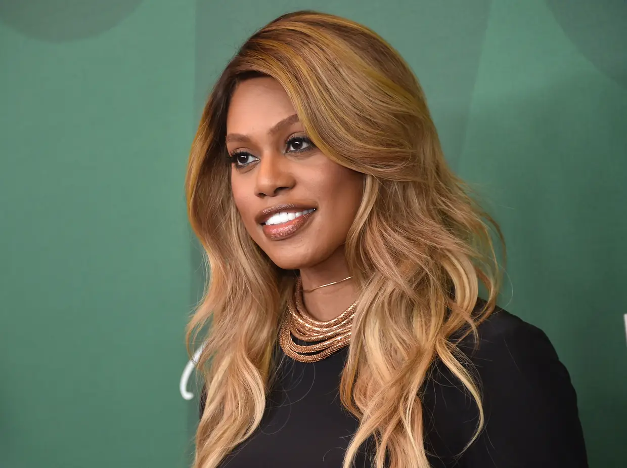 Laverne Cox: "Querida Laverne de 19 anos, quero que saibas que és linda e que não és aquilo que todas aquelas pessoas que não te percebem dizem sobre ti. És linda, inteligente e espetacular. Não és doida por saberes que és uma mulher. Esse conhecimento sobre quem és não é uma desilusão para ninguém, mas sim um reconhecimento do plano de Deus para ti. Não tomes a tua beleza ou magreza como garantidas. Não és gorda. Aprecia o teu metabolismo rápido. Não há problema em sentires a dor por que estás a passar. Não te vai matar. Quanto mais rápido te permitires sentir a dor, mais rápido te poderás libertar dela. Mereces ser amada e estimada. Deves afastar-te de qualquer homem que não te mostre o quanto te ama e aprecia. Foste divinamente feita e ungida".