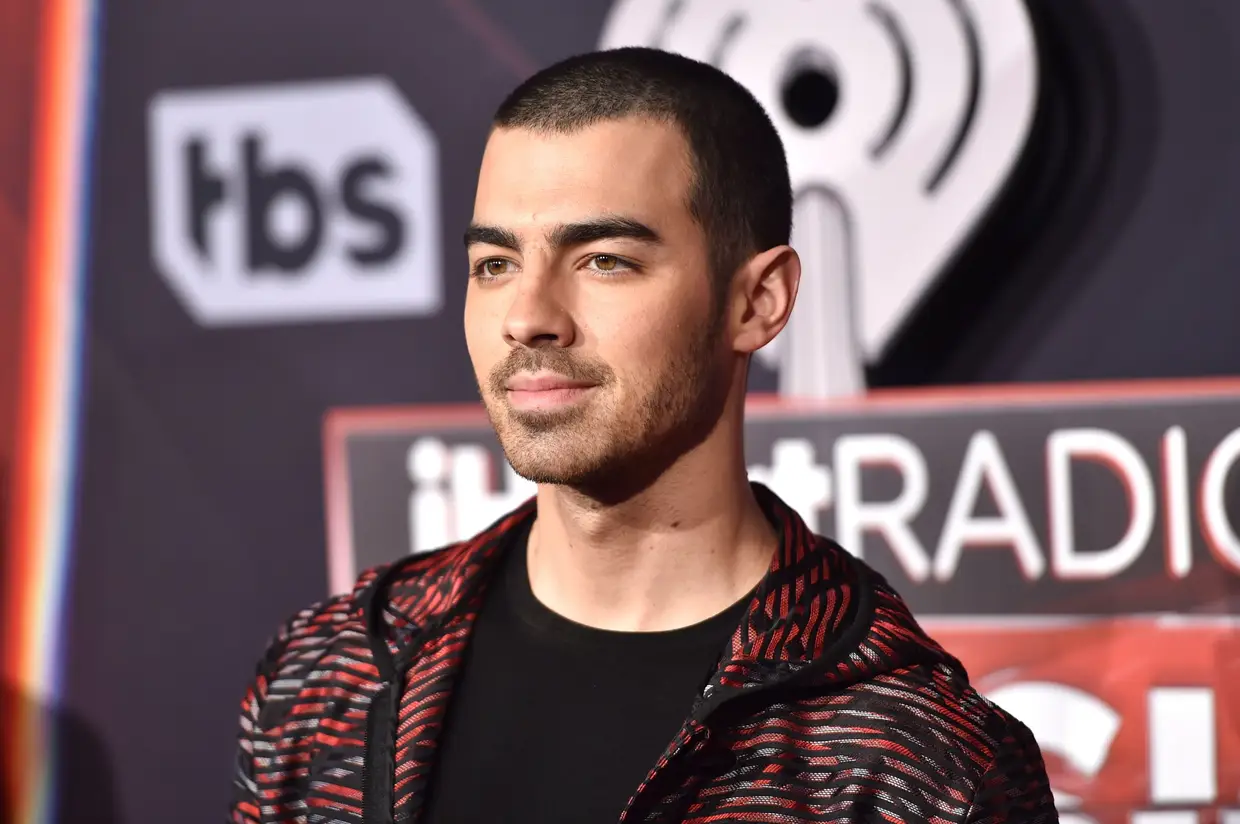 Joe Jonas: "Não analises demasiado as coisas, simplesmente diverte-te e desfruta de cada minuto tal como é. Quando és novo, é fácil preocupares-te demasiado com aquilo que as pessoas pensam de ti."