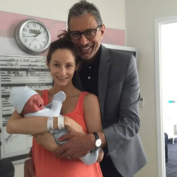 Jeff Goldblum e a terceira mulher, Emilie Livingston, deram as boas-vindas a Charlie Ocean. O ator tinha 62 anos. O caal teve outro rapaz chamado River Joe em abril de 2017.