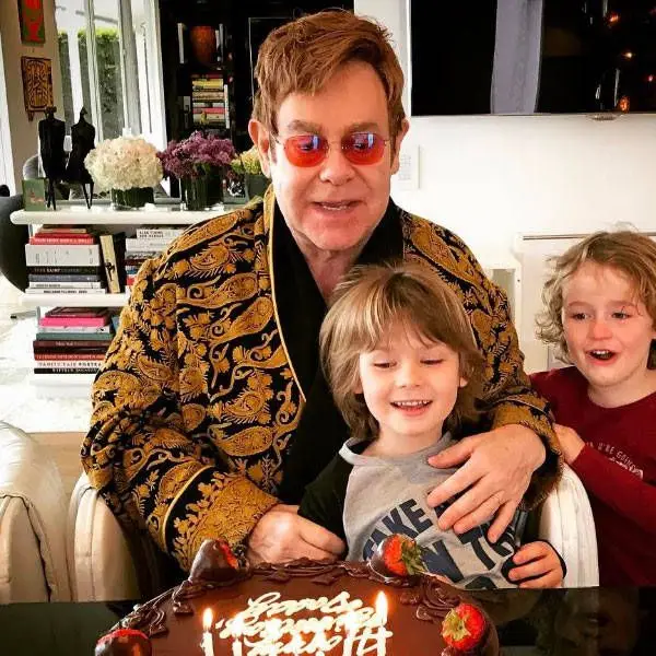 Elton John e o agora marido David Furnish recorreram a uma 'barriga de aluger' para conceber o primeiro filho, Zachary, que nasceu no Dia de Natal em 2010. O cantor tinha 63 anos. O segundo filho do casal, Elijah, nasceu em 2013.