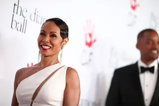Jada Pinkett Smith: viu a atriz e Will Smith na passadeira vermelha dos Óscares em 2010? Pois, nós também não. É que o casal levou o seu tempo na limusine. "Ele começou a olhar para mim de uma forma que me deixa doida. Começámos a beijar-nos de forma apaixonada e, quando demos por nós, bem... digamos que faltámos à red carpet e eu acabei quase sem maquilhagem".