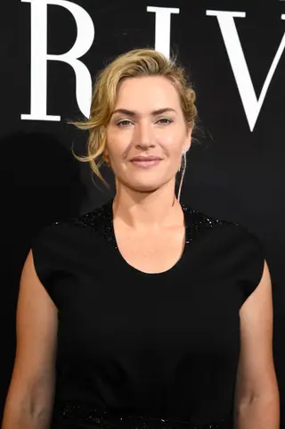 KATE WINSLET - Opta por um vestido clássico com uns estiletos envernizados.