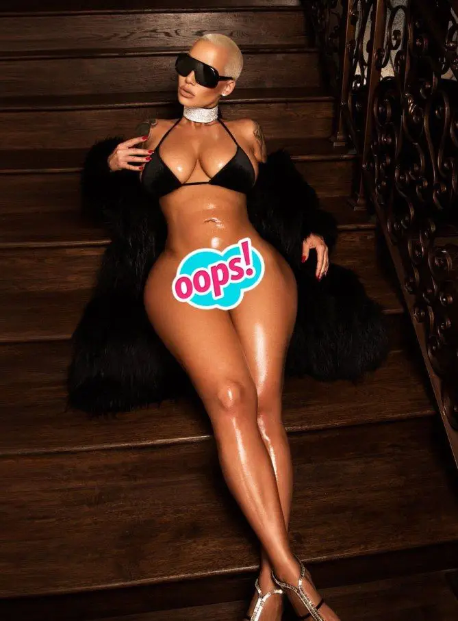 Amber Rose chocou tudo e todos ao publicar esta imagem no Instagram para promover o seu evento anual, a Slut Walk. A imagem foi eliminada pela rede social, mas a modelo não desistiu. Voltou a publicá-la, desta deita no Twitter.