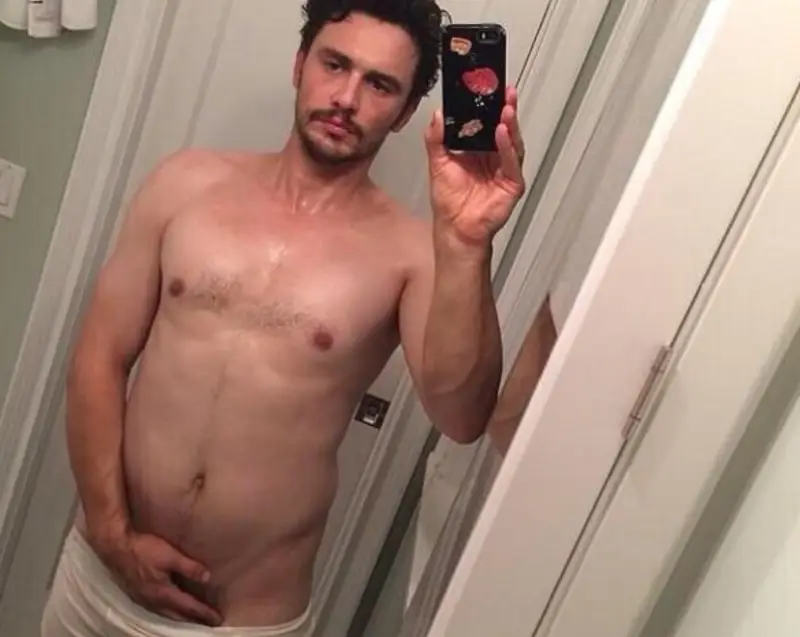 James Franco partilhou esta selfie na casa de banho que não durou muito tempo no Instagram.