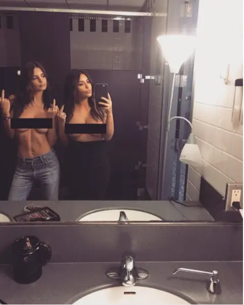 Emily Ratajkowski e Kim Kardashian entendem-se no que diz respeito à nudez - ou ao direito de uma mulher celebrar o seu corpo como bem entender - e esta foto é a prova.