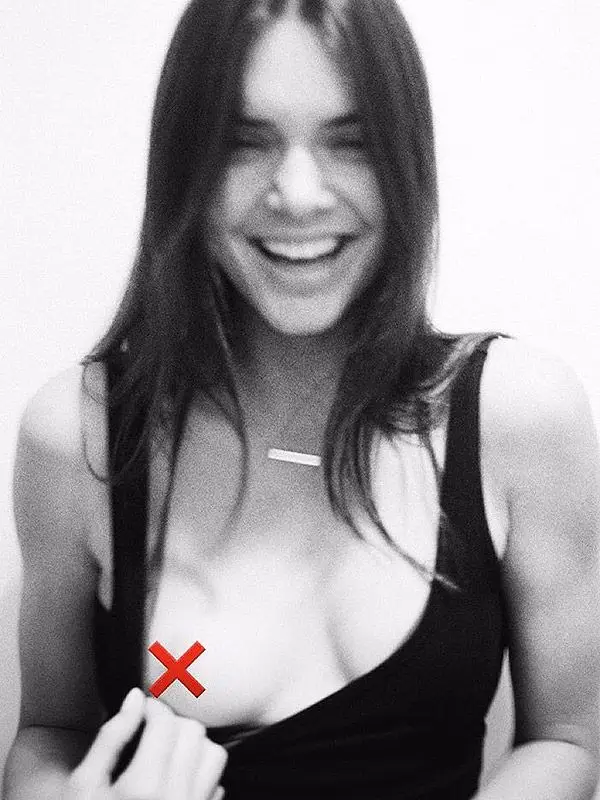 Kendall Jenner é conhecida por ser um dos rostos do movimento 'Free the Nipple'. A modelo partilhou esta imagem no Instagram, em que tem o mamilo tapado com um 'X', para contornar a política de nudez da rede social.