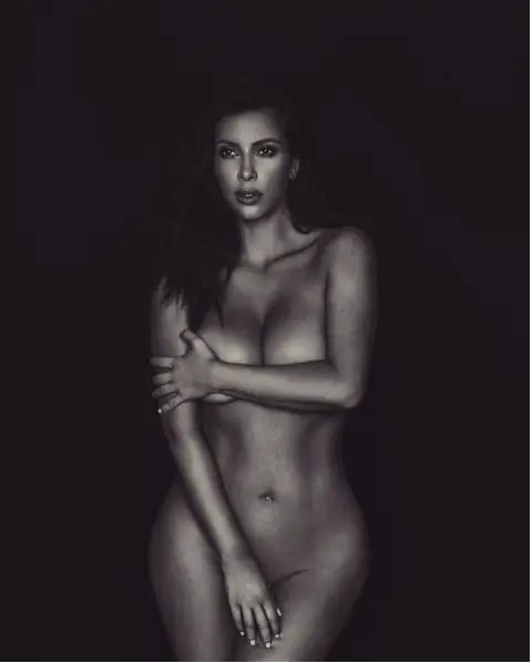 Acostumada a 'quebrar a internet', Kim Kardashian partilhou esta imagem com a descrição "libertada" como resposta à onda de críticas negativas que recebeu no dia anterior por ter partilhado uma selfie em que aparece completamente nua.
