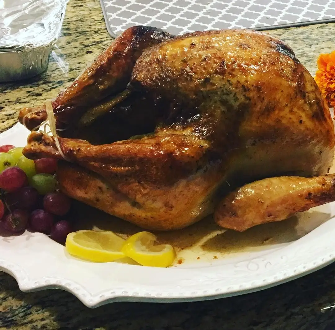 Nada de alimentos processados: tudo o que JLo come é orgânico. Por exemplo, um almoço típico inclui salmão e uma salada recheada de vegetais - brócolos, pimentos e courgette regados com vinagrete é um must, tal como aipo com queijo crumbles e sementes de abóbora tostadas. Ao jantar, troca a proteína: "gosto de porco e frango, especialmente ao estilo porto-riquenho, com quinoa ou batata doce assada".