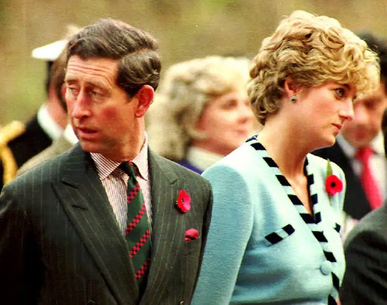 8. Nos seus votos de casamento com o príncipe Charles, recusou-se a seguir a tradição e pronunciar a palavra "obedecer". Kate Middleton, seguiu-lhe o exemplo quando se casou com o Príncipe William.