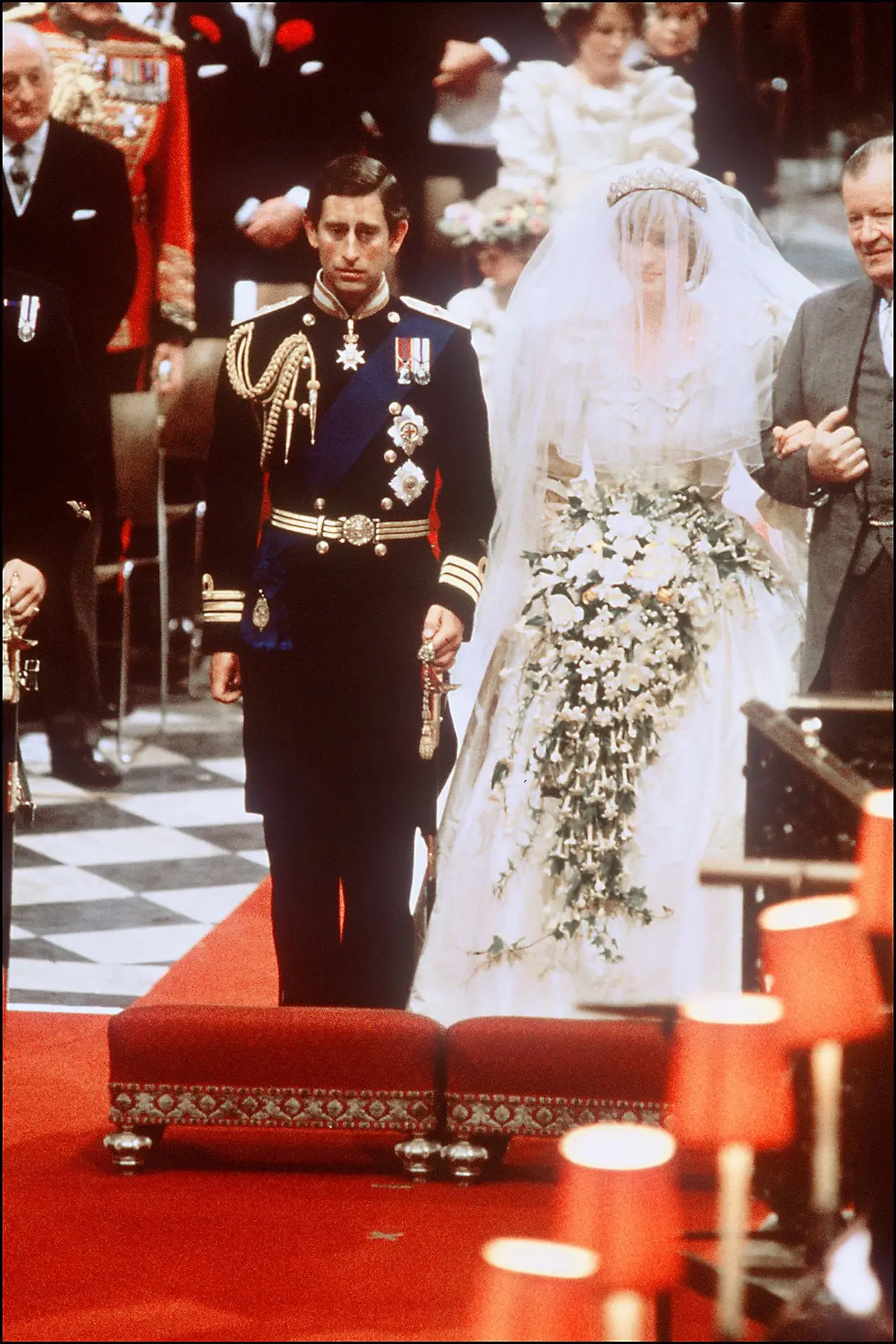 4. O seu vestido de noiva feito em seda quebrou um recorde: foi o mais longo da história real.