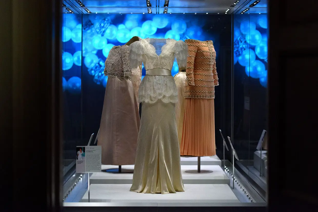 5. Vendeu alguns de seus vestidos a favor de instituições de caridade e o gesto rendeu mais de seis milhões de dólares.