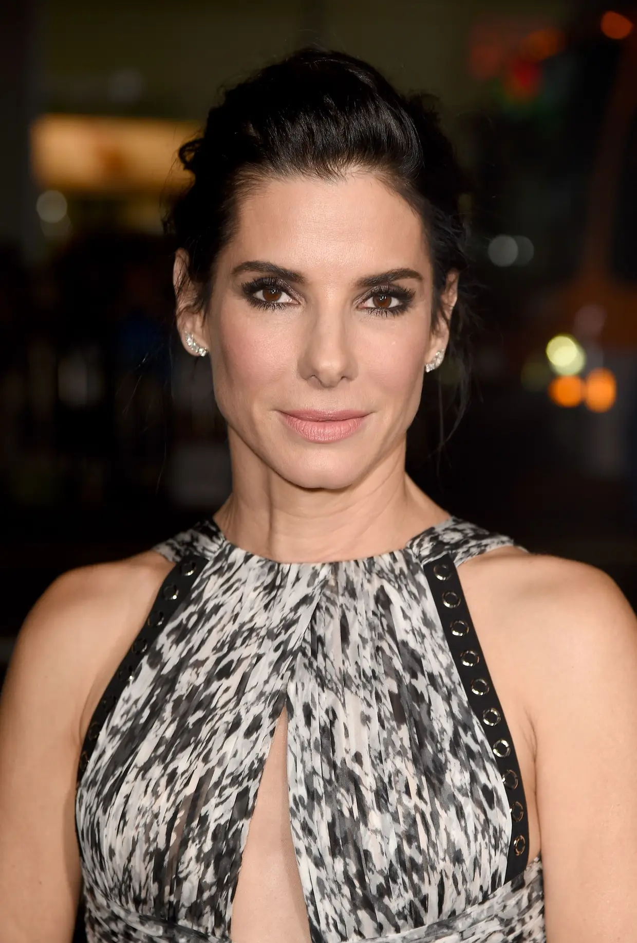 Sandra Bullock: a atriz doou um milhão de dólares à Cruz Vermelha Americana.