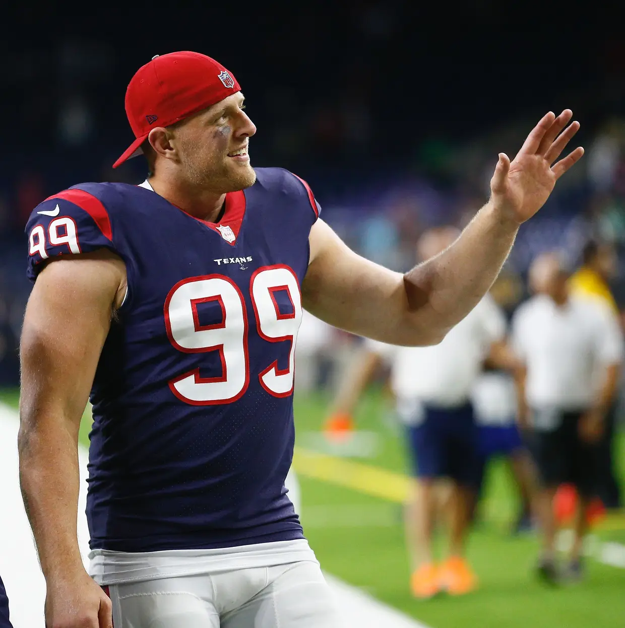J.J. Watt: através da plataforma YouCaring, o atleta já angariou mais de três milhões de dólares para ajudar aqueles afetados pela devastação causada pelo furacão Harvey.