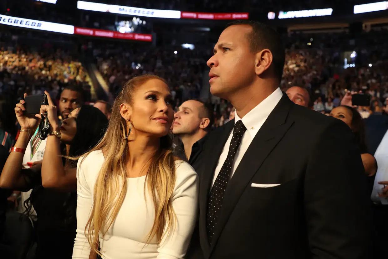 Jennifer Lopez e Alex Rodriguez: o casal recorreu ao Instagram para anunciar que cada um ia doar 25 mil dólares à Cruz Vermelha.