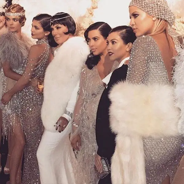 Clã Kardashian-Jenner: Kris Jenner e as cinco filhas anunciaram que iam doar 500 mil dólares à Cruz Vermelha Americana e à instituição de caridade Exército de Salvação.