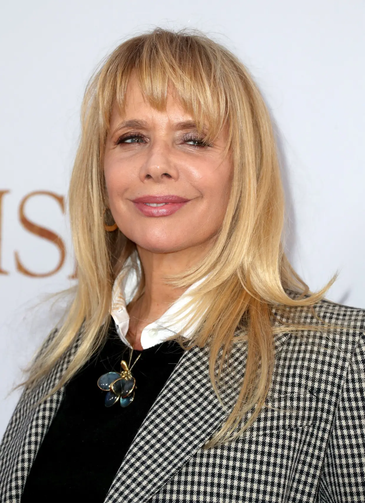 Rosanna Arquette: a atriz revelou que supostamente ia jantar com Weinstein num hotel em Beverly Hills para ir buscar um guião, mas à chegada foi-lhe dito para ir até à suite do produtor. Ele abriu a porta num robe branco e disse que precisava de uma massagem. De seguida, agarrou-a e puxou-a em direção ao seu pénis, que estava "visível e ereto". "O meu coração disparou. Eu estava em modo de luta. Disse-lhe que nunca faria aquilo". Harvey terá respondido que ela estava a cometer um grande erro e, segundo Rosanna, mais tarde a sua carreira sofreu devido ao ocorrido.
