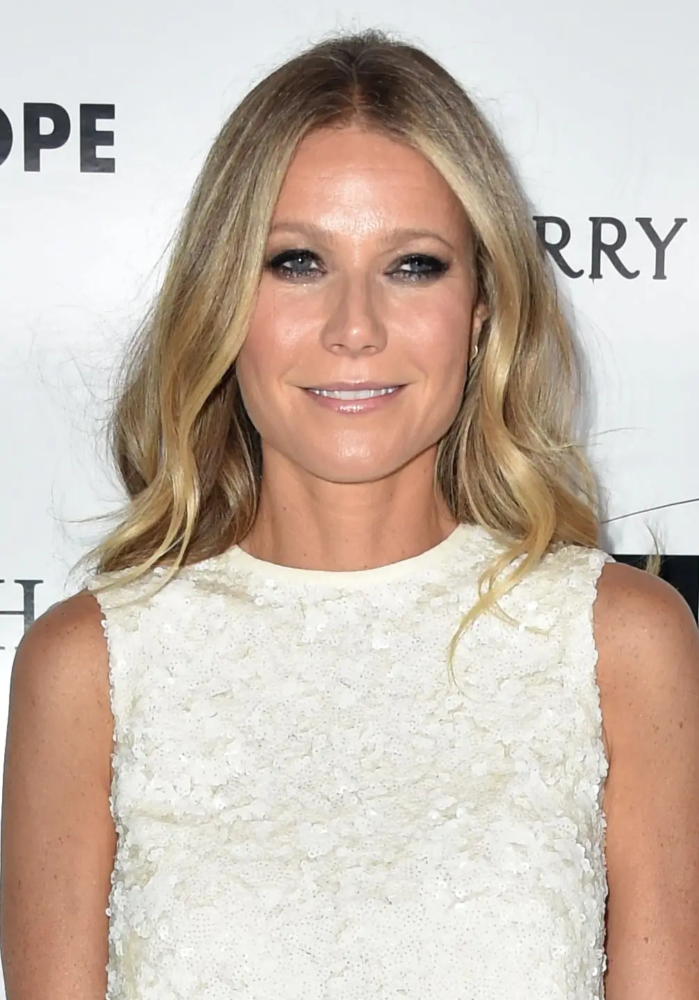 Gwyneth Paltrow: a atriz contou ao 'The New York Times' que quando tinha 22 anos, Weinstein contratou-a para o papel de protagonista em 'Emma'. Antes de a produção começar, convidou-a para ir à sua suite num hotel, tocou-lhe e sugeriu que fizessem massagens. "Eu era uma miúda... estava sob contrato. Fiquei petrificada". A estrela recusou os avanços do produtor e contou tudo ao então namorado, Brad Pitt, que confrontou Weinstein sobre o incidente numa festa em Hollywood em meados de 1995. Pouco depois, o produtor telefonou a Gwyneth e 'avisou-a' para não contar a história a mais ninguém. “Esperava-se que eu mantivesse tudo em segredo. Eu pensava que ele ia despedir-me. Ele gritou comigo durante muito tempo. Foi brutal".