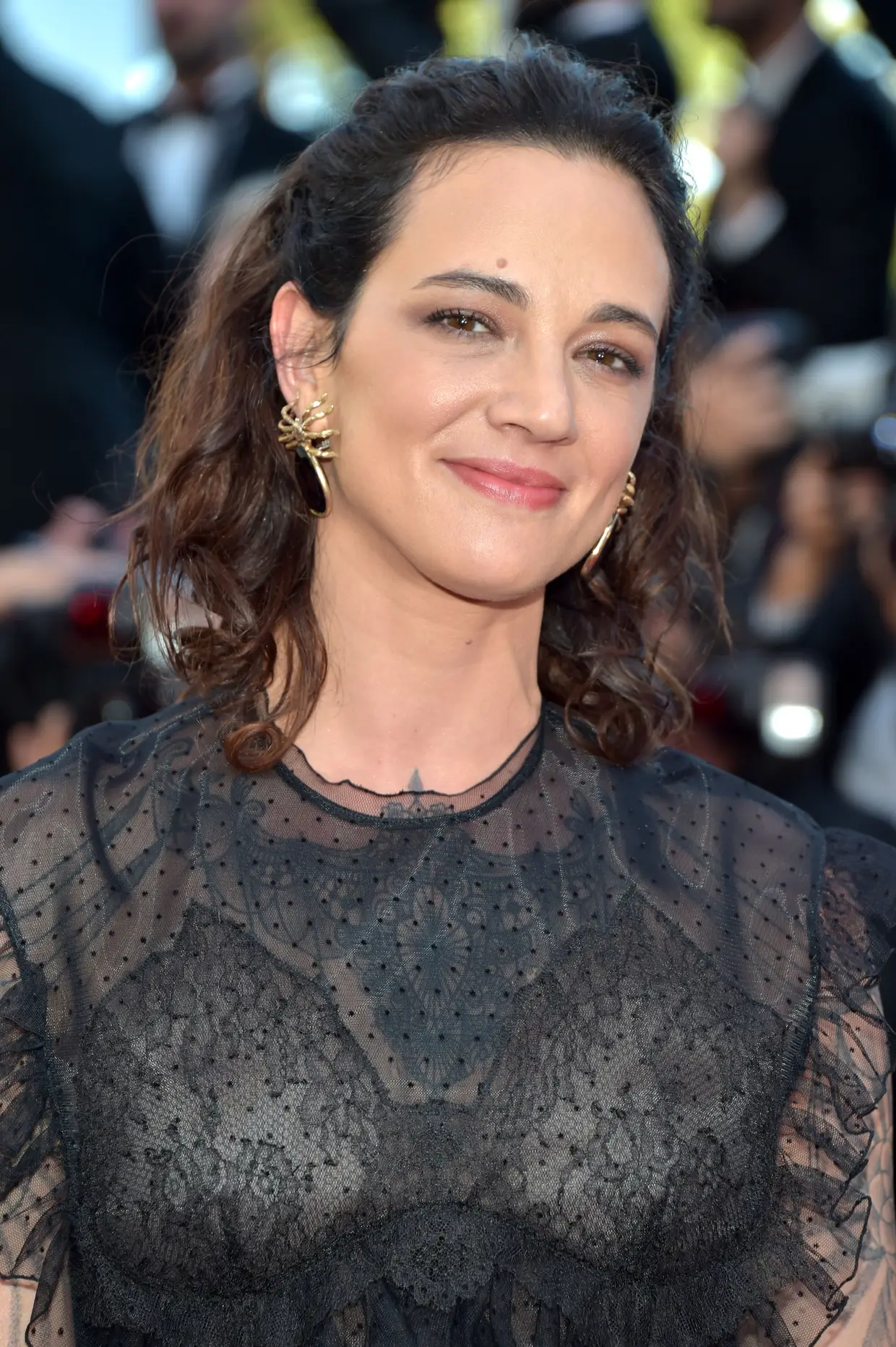 Asia Argento: a atriz italiana contou ao jornalista Ronan Farrow que quando tinha 21 anos, Weinstein fez-lhe sexo oral num quarto de hotel contra a sua vontade. Argento contou ainda que ao longo dos anos, ele continuou a contactá-la e eventualmente cedeu aos seus avanços, e até teve relações sexuais consensuais com o produtor, porque se sentiu "obrigada". "Depois da violação, ele ganhou".