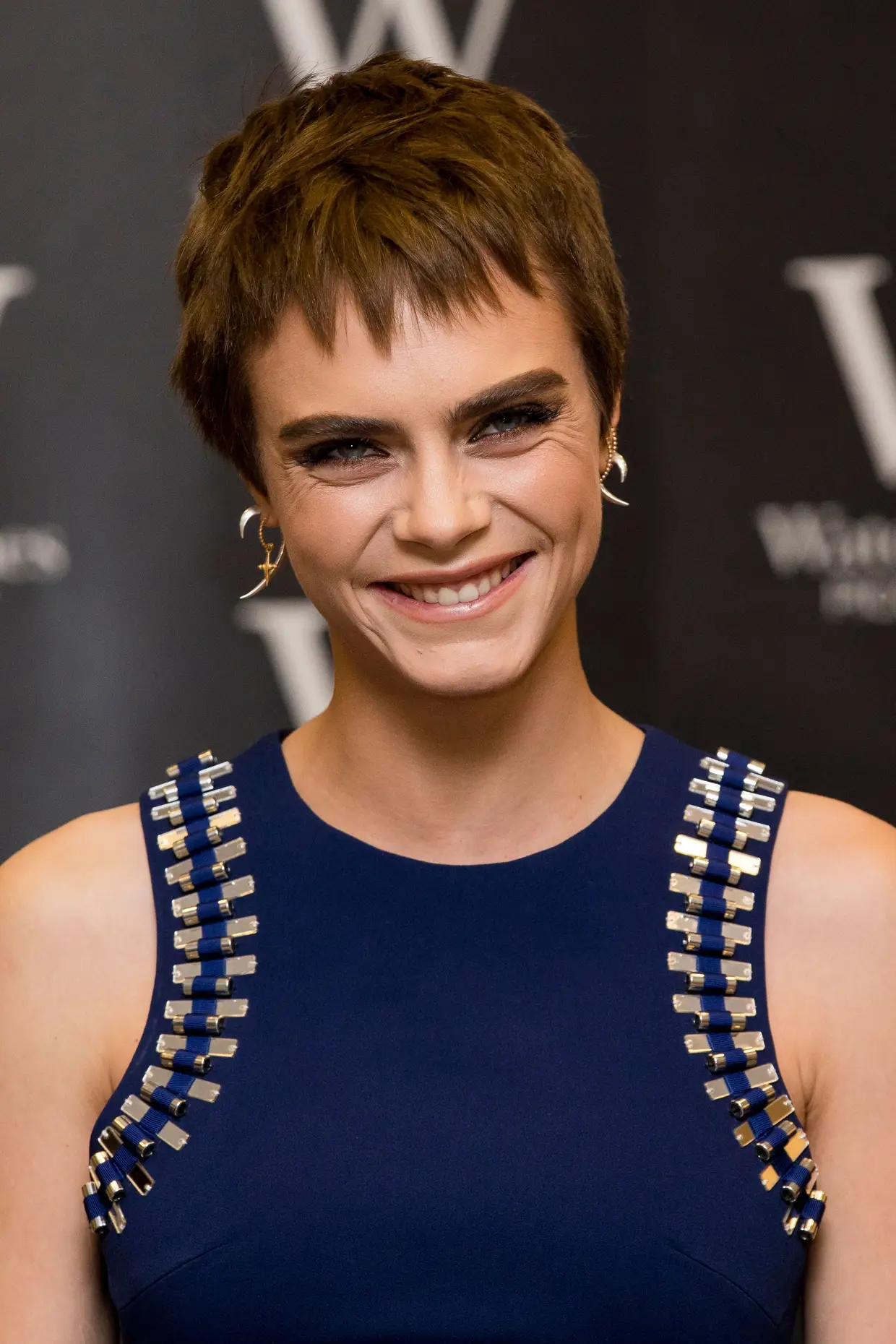 Cara Delevingne: a modelo e atriz disse que teve uma reunião com Weinstein e um realizador de cinema no lobby de um hotel e que foi deixada sozinha com Harvey. Nessa altura, ele convidou-a para ir ao seu quarto. Inicialmente, Cara declinou mas acabou por aceitar quando a assistente dele lhe disse que o seu carro ainda não estava pronto. "Quando cheguei fiquei aliviada por encontrar outra mulher no quarto dele e pensei logo que estava segura", lê-se numa publicação no Instagram. "Ele pediu-nos para nos beijarmos e ela iniciou alguns avanços na direção dele. Levantei-me rapidamente e perguntei-lhe se ele sabia que eu sabia cantar. E comecei a cantar... pensei que fosse melhorar a situação... que fosse torná-la mais profissional.. como uma audição... eu estava tão nervosa. Depois de cantar, disse que tinha de ir embora. Ele acompanhou-me até à porta e tentou beijar-me nos lábios. Eu parei-o e consegui sair do quarto", continuou. "Fiquei com o papel para o filme na mesma, e sempre pensei que ele mo deu por causa do que tinha acontecido. Desde então, senti-me horrível por ter feito o filme. Senti que não merecia o papel. Estava tão hesitante em relação a falar... não queria prejudicar a família dele. Senti-me culpada, como se tivesse feito algo errado. Também tinha imenso medo que este tipo de coisa tivesse acontecido a tantas mulheres que conheço, mas nunca ninguém tivesse dito nada por medo. Quero que as meninas e mulheres saibam que ser assediada, molestada ou violada nunca é culpa delas, e não falar sobre isso vai sempre causar mais danos do que dizer a verdade".