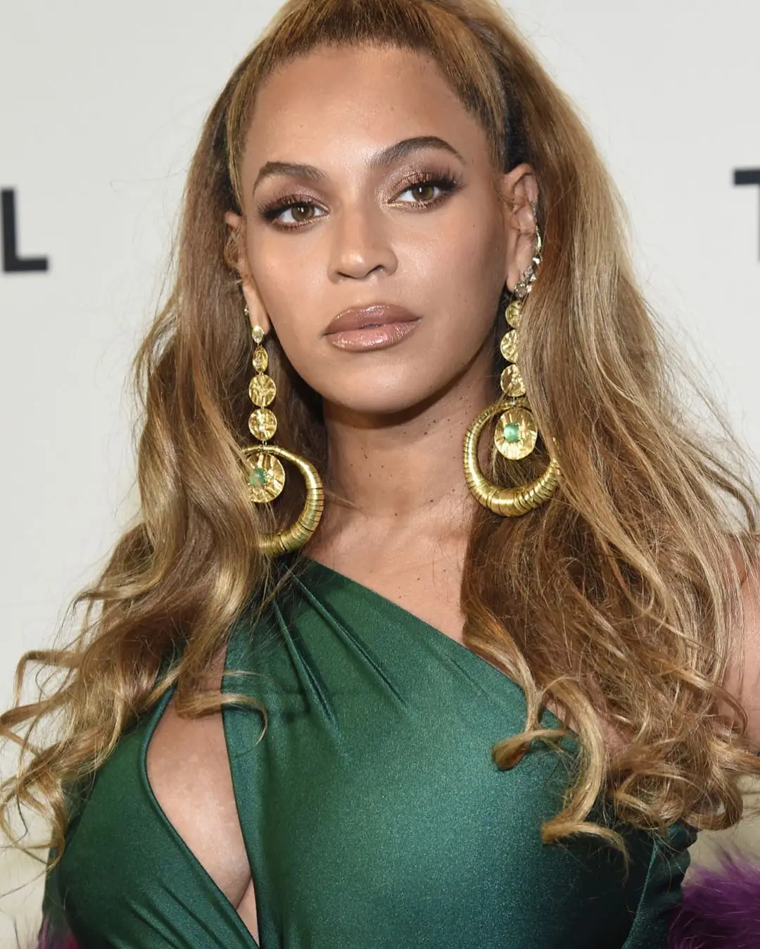 Beyoncé: de acordo com o 'The Huffington Post', a estrela e o marido, JAY-Z, terão gasto seis mil dólares na loja de brinquedos sexuais Babeland. No saco de compras levaram produtos de luxo, incluindo alguns banhados a ouro.