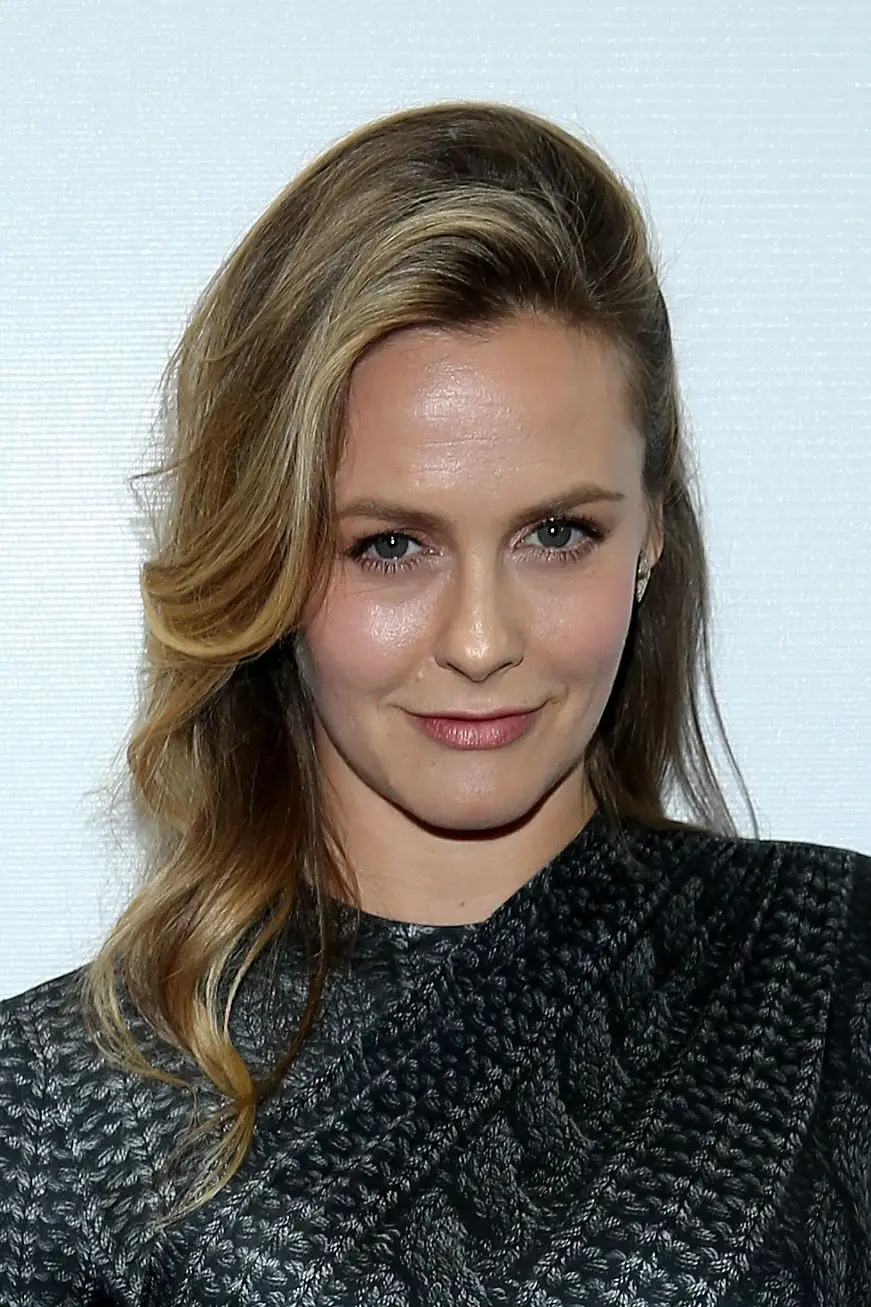 Alicia Silverstone: a atriz deixou um comentário no site OpenSky.com em que recomenda o vibrador The Leaf by Swan. "Ok, senhoras - às vezes é bom ter um bocadinho mais --- de alguma coisa ... quando estamos em ação (sozinhas, com um parceiro, ou como bem entenderem). Eu gosto do facto de parecerem naturais e femininos, com folhas e flores, e nada assustadores".