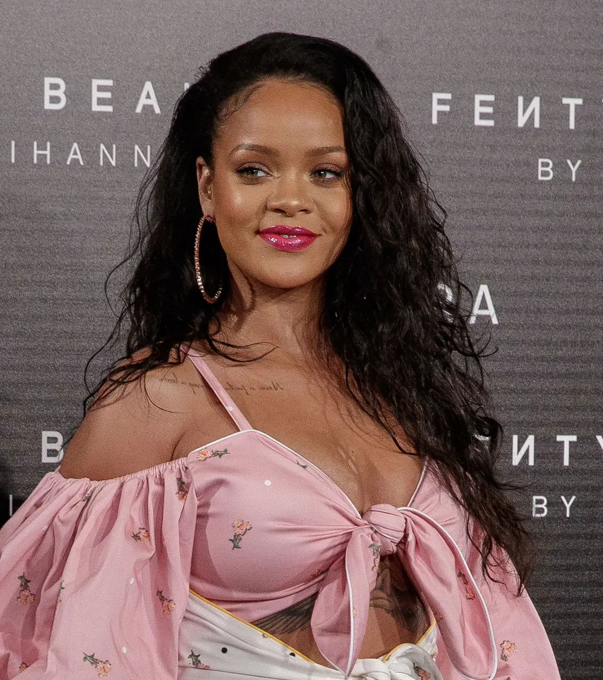 Rihanna: de acordo com o jornal 'The Sun', a cantora gastou aproximadamente 1,500 dólares na loja parisiense Lovestore em velas, lingerie, algemas e alguns brinquedos.