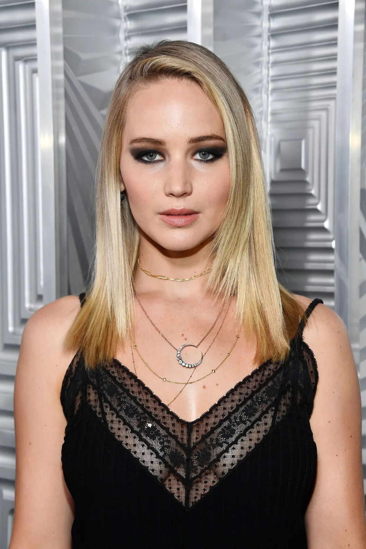 Jennifer Lawrence: de passagem pelo talk show de Conan O'Brien, a estrela contou como deixou a sua marca num hotel onde esteve hospedada. "Alguém ofereceu-me um monte de plugs anais como piada. É uma longa história. Portanto, eu tinha uma grande quantidade de plugs anais de diferentes cores, e a camareira vinha aí, então pensei 'Vou escondê-los debaixo da cama para que ela não os veja'. "Quando voltei, estavam todos cá fora, em exibição de uma forma linda na minha mesinha de cabeceira".