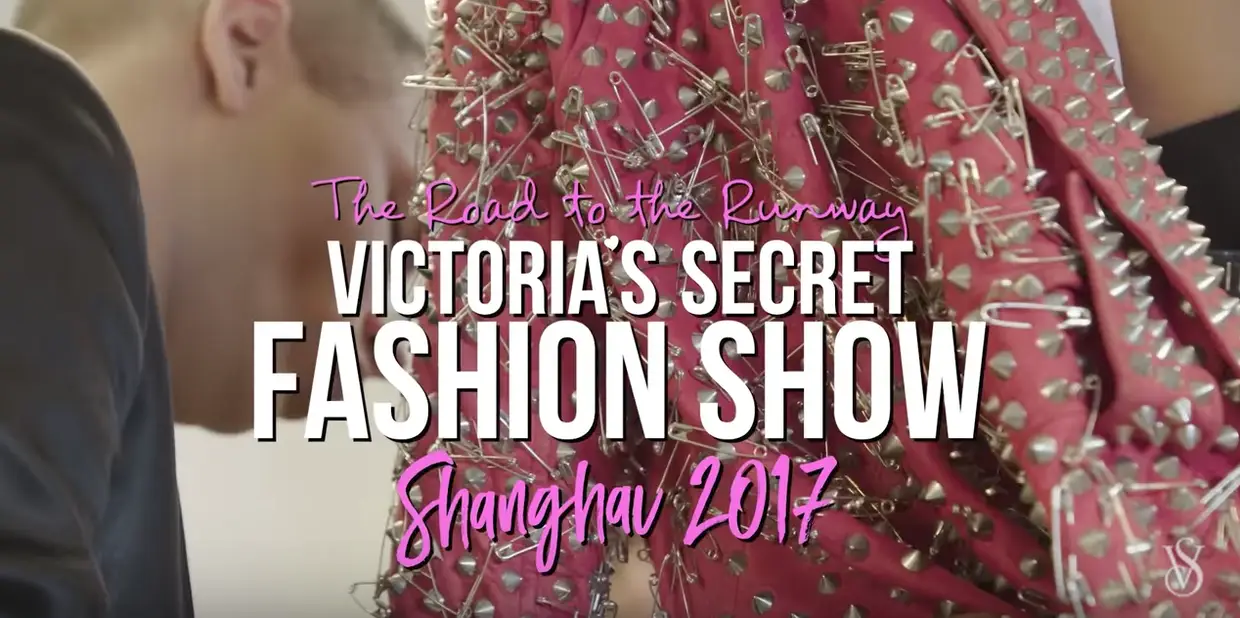 Há conteúdos exclusivos dos bastidores no YouTube: a marca lançou uma série intitulada 'The Making of the Fashion Show', que dá um vislumbre de como se monta o desfile mais visto do mundo.