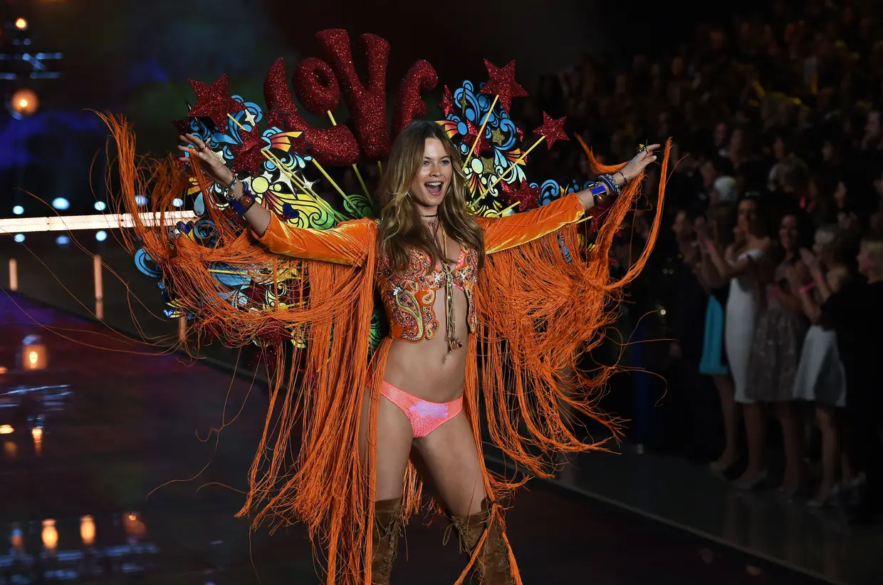 Behati Prinsloo tem o regresso adiado: a modelo está grávida pela segunda vez, portanto vai perder mais um Victoria's Secret Fahsion Show. A última vez que desfilou foi em 2015, em Nova Iorque.