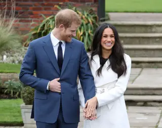 Príncipe Harry e Meghan Markle: os dois conheceram-se através de uma amiga em comum no verão de 2016 e sabiam muito pouco um sobre o outro nessa altura. "Foi definitivamente um 'arranjinho. Foi um encontro às cegas", confessaram na primeira entrevista conjunta.