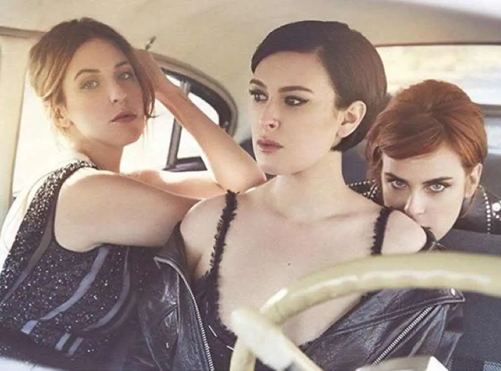 Rumer Willis: depois de ver o resultado final de um editorial que fotografou com as irmãs Tallulah e Scout, a atriz mostrou-se insatisfeita com as alterações feitas à sua imagem. "O fotógrafo retocou o meu rosto para tornar o meu maxilar mais pequeno e acho altamente ofensivo que alguém tente mudar o aspeto de outra pessoa de forma tão drástica. Adoro o meu aspeto e não apoio ninguém que sinta a necessidade de de mudá-lo para me fazer parecer bonita. Quer percebam ou não, é uma fora de bullying, que é algo que não apoio".