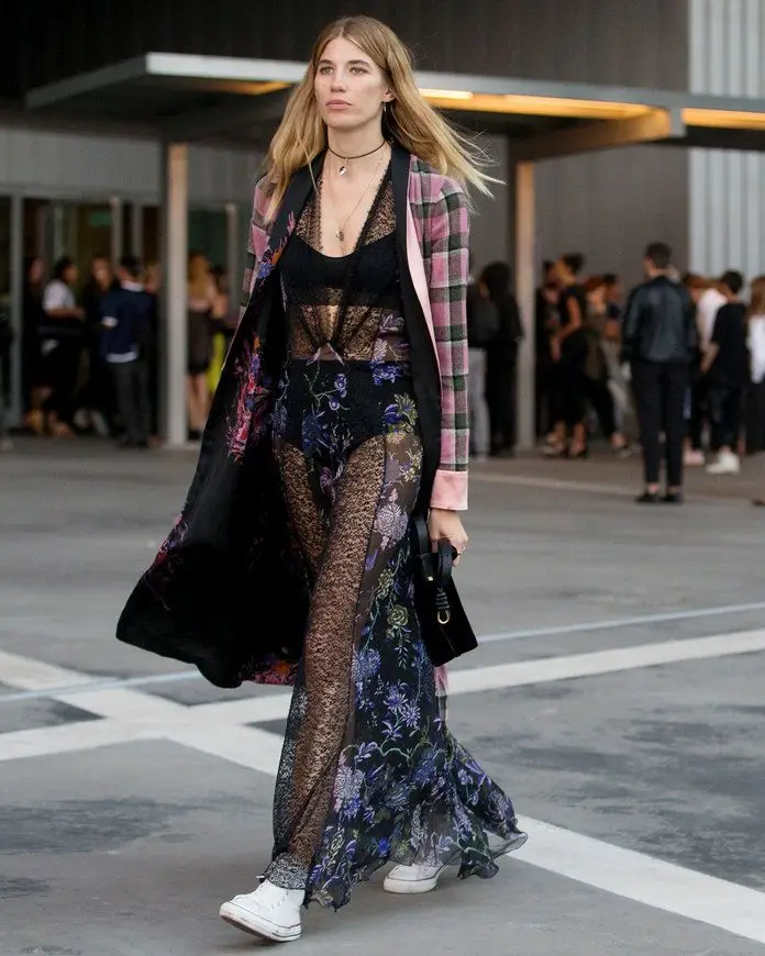 3. Com um vestido transparente