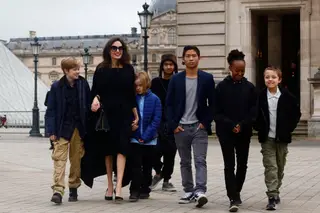 Angelina Jolie com os seis filhos