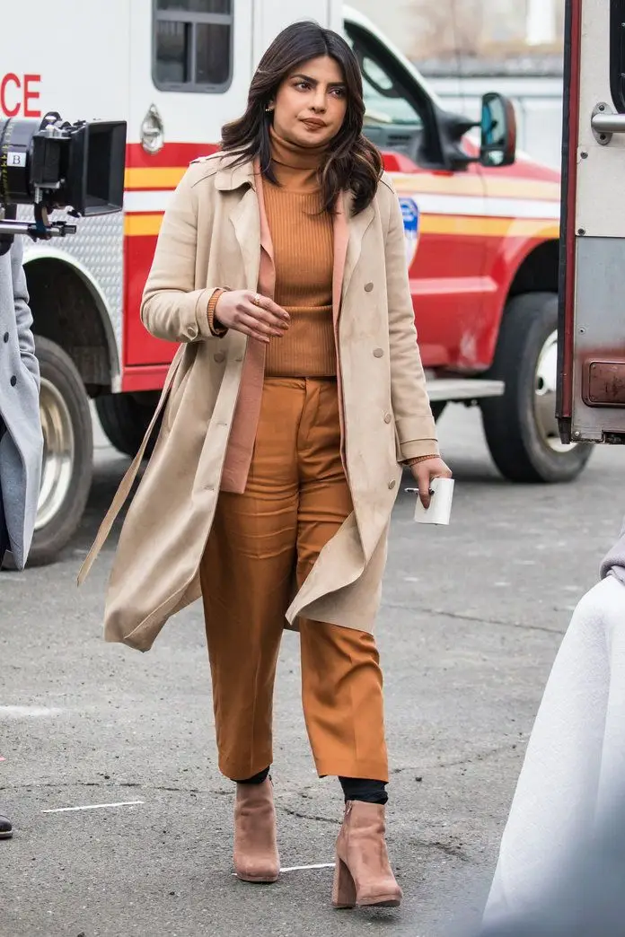 Experimente um look monocromático neutro ao combinar os seus botins com o resto do visual, estilo Priyanka Chopra