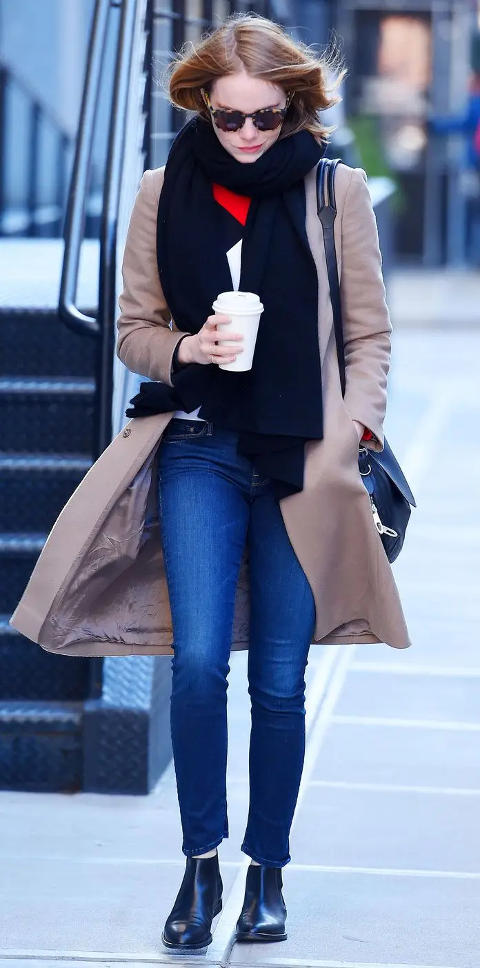 Emma Stone completou o seu look casual num dia de folga com um par de botins Chelsea