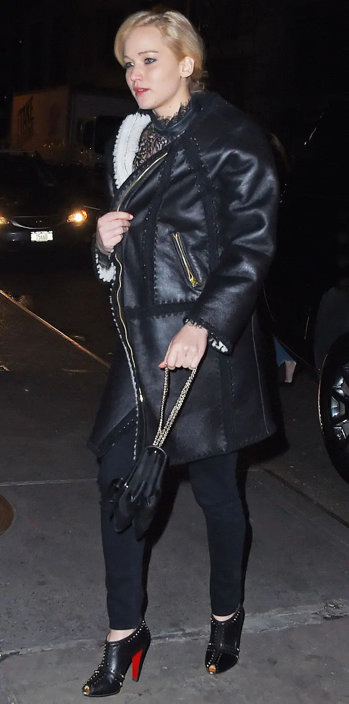Apesar de Jennifer Lawrence ter usado um look quase preto total, as suas botas destacaram-se ao mostrarem um pouco de pele