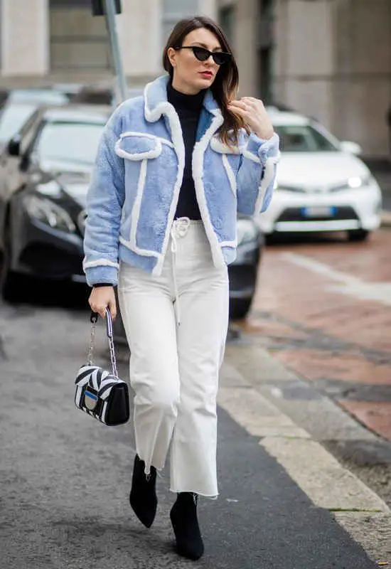 Casacos de Pelo: os tecidos sintéticos ganharam popularidade entre as fashionistas, deixando as peles autênticas em segundo plano. Alexa Chung e Selena Gomez são exemplos de celebridades que escolheram a peça para se aquecerem nos dias mais frios