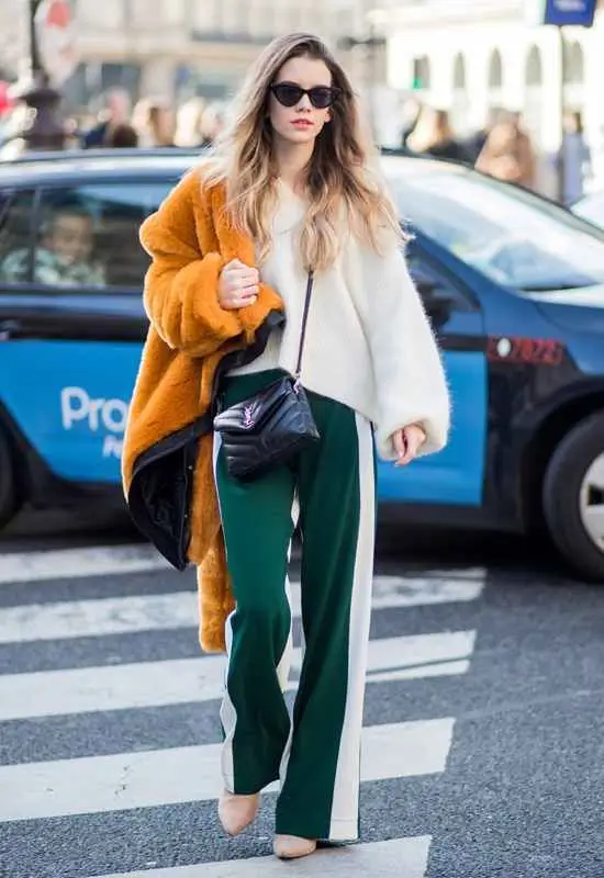 Riscas com Estilo: esta peça continua muito popular e uma das suas grandes vantagens é que as riscas laterais dão a ilusão de pernas mais longas. Além disso, ajuda a criar looks confortáveis e versáteis, visto que pode ser combinada com calçado desportivo, botas ou até mesmo saltos altos