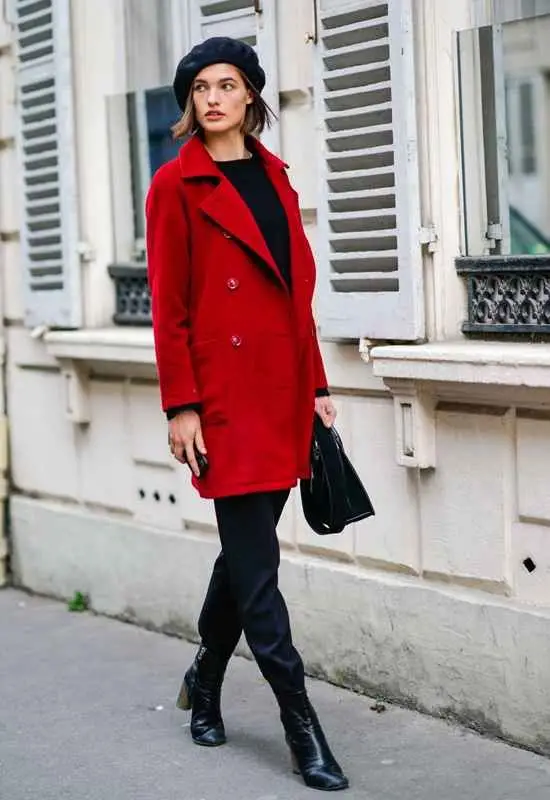 Abrigo no Exterior: no seu guarda-roupa pré-primavera, não pode faltar um casaco de meia estação, especialmente para ir trabalhar. Deixe de lado tecidos muito quentes como, por exemplo, a lã e opte por outros mais leves, como o algodão, ou por jaquetas em couro ou em PVC. Para um look mais mais clássico, este design com gola de lapela e abotoadura dupla tem a cor ideal para o ajudar a romper com o monocromático.