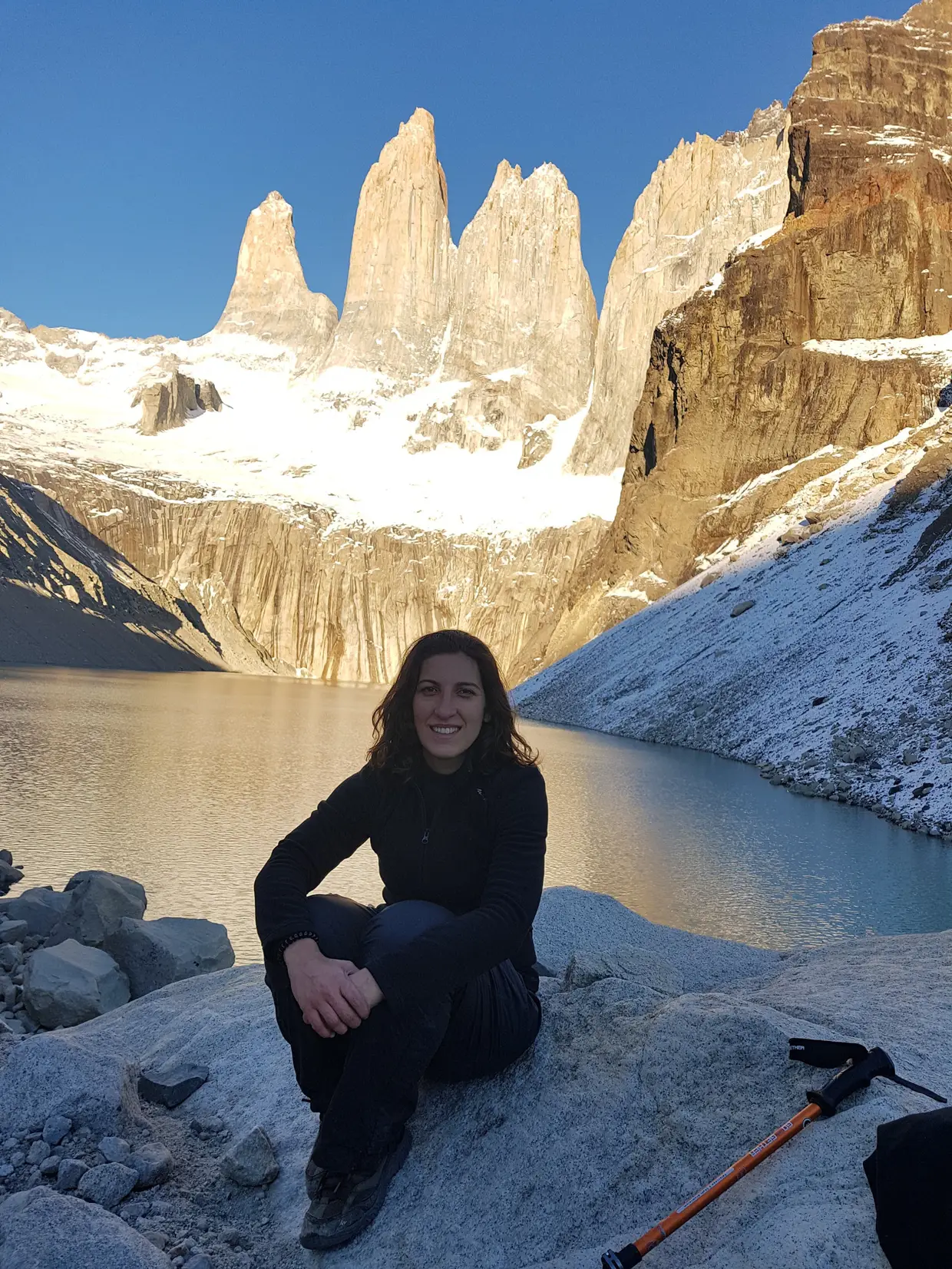 Junto ao lago, na base das Torres
