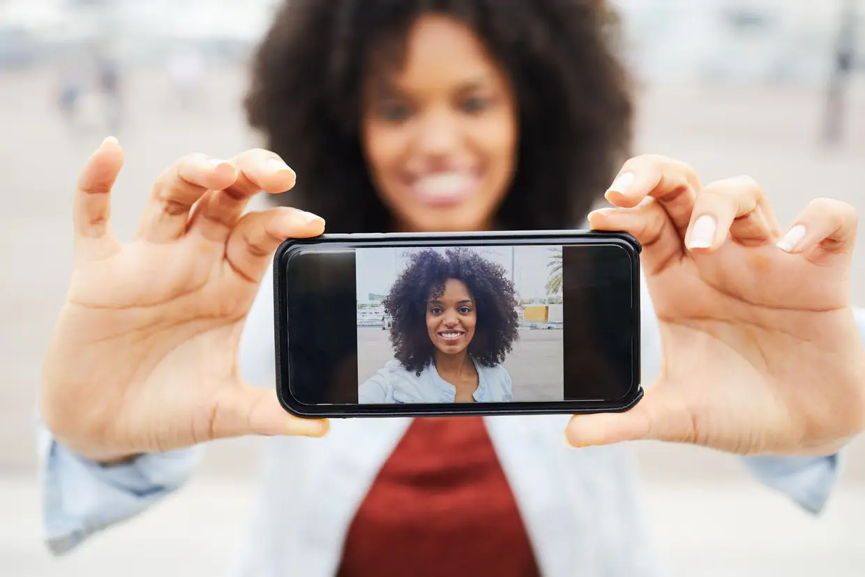 1. Foto: Tiago Lopes Lino destaca que o primeiro fator que observamos num encontro amoroso ao vivo é a aparência e o segundo é a simpatia. Se adaptada a regra para o mundo virtual, a foto passa a ser a prioridade no perfil. Os dados do Tinder indicam que pessoas a sorrir na primeira foto recebem 20% mais matches. Fotos de pessoas a usar óculos, chapéus ou bonés reduzem as chances de 'matches' entre 12% e 15%. Fotos que mostram os passatempos e interesses tendem a atrair pessoas parecidas.