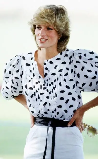 Durante uma visita oficial à Austrália em 1983, Diana combinou este top preto e branco com um cinto preto e calças de cintura alta