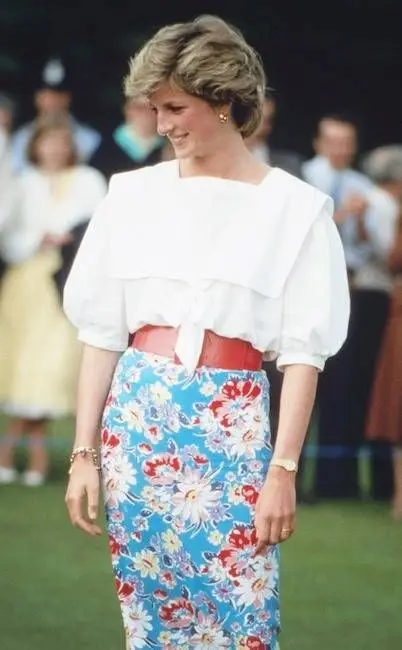 Já nesta partida de pólo em 1985, a princesa do povo deixou o blazer de lado e combinou a saia com uma blusa branca, e marcou a cintura com um cinto castanho